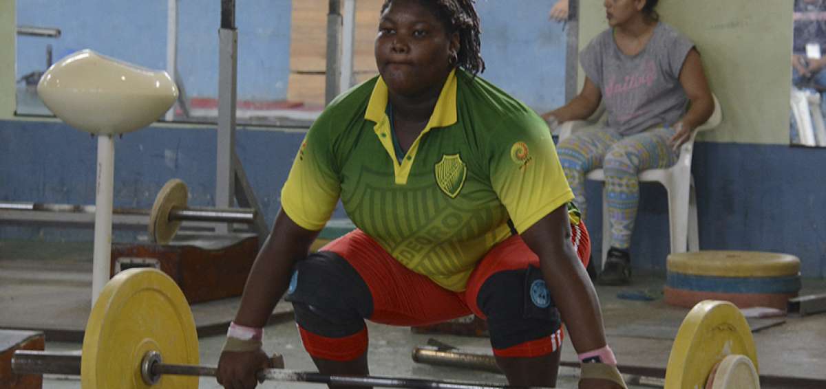 La levantadora ecuatoriana Lisseth Ayov&iacute;, vicecampeonato en el Mundial Juvenil, en Uzbekist&aacute;n (2018), entrena bajo la batuta de Hugo Quelal.    