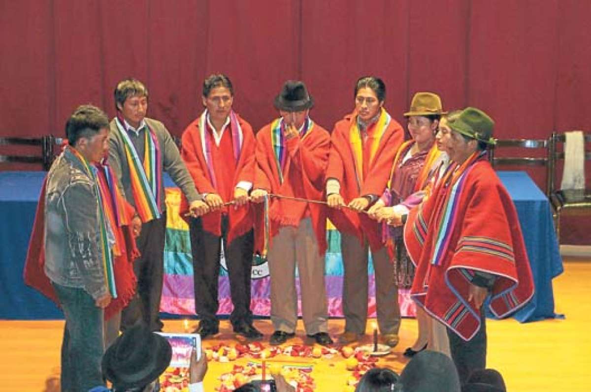 Julio C&eacute;sar Pilalumbo (centro con pocho y sombrero negro) se posesiona de su cargo con una ceremonia cargada de rituales ancestrales. Foto: Silvia Osorio/ El Tel&eacute;grafo