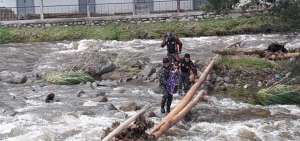 Polic&iacute;as municipales rescataron a perro en r&iacute;o Yanuncay de Cuenca