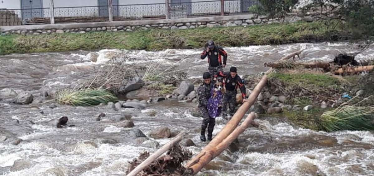 Polic&iacute;as municipales rescataron a perro en r&iacute;o Yanuncay de Cuenca