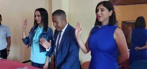 Yilda Rivera (I) y Lorena Brito (D) en la posesi&oacute;n de sus cargos junto a Bol&iacute;var Armijos, expresidente del Conagopare.