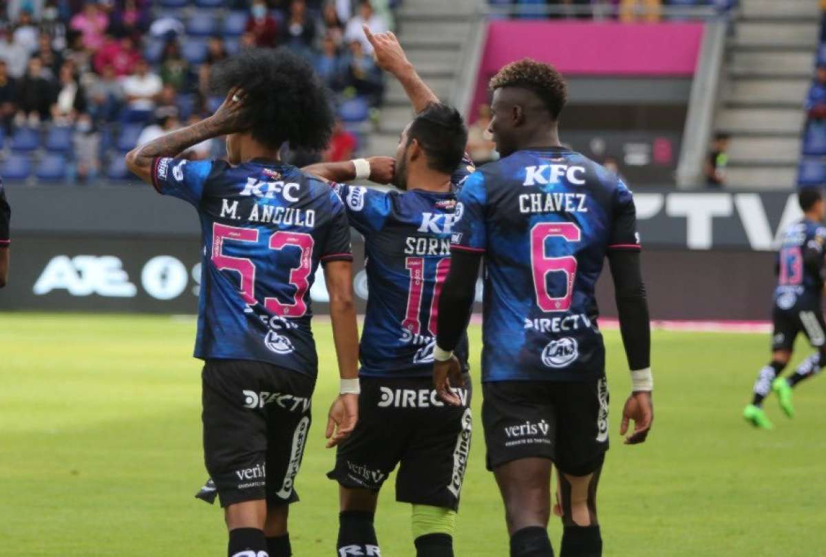 Junior Sornoza (centro) celebra sus goles ante Delfín