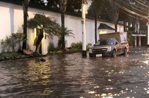 En las calles de Urdesa (en el norte) se presentan m&aacute;s inconvenientes con las lluvias. Foto: Karly Torres