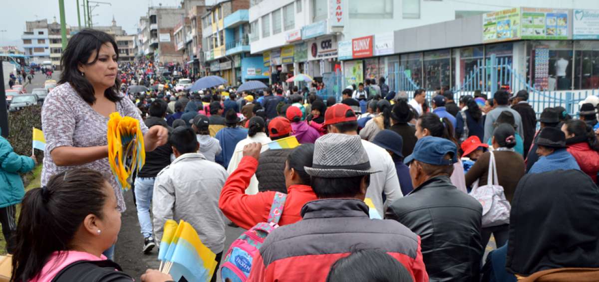 Los organizadores de la protesta calculan que unas 1.000 personas caminaron por el centro de la capital cotopaxense la tarde del mi&eacute;rcoles.