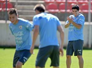 Luis Su&aacute;rez (d.) ser&iacute;a titular ante Inglaterrra el pr&oacute;ximo jueves. Foto: EFE