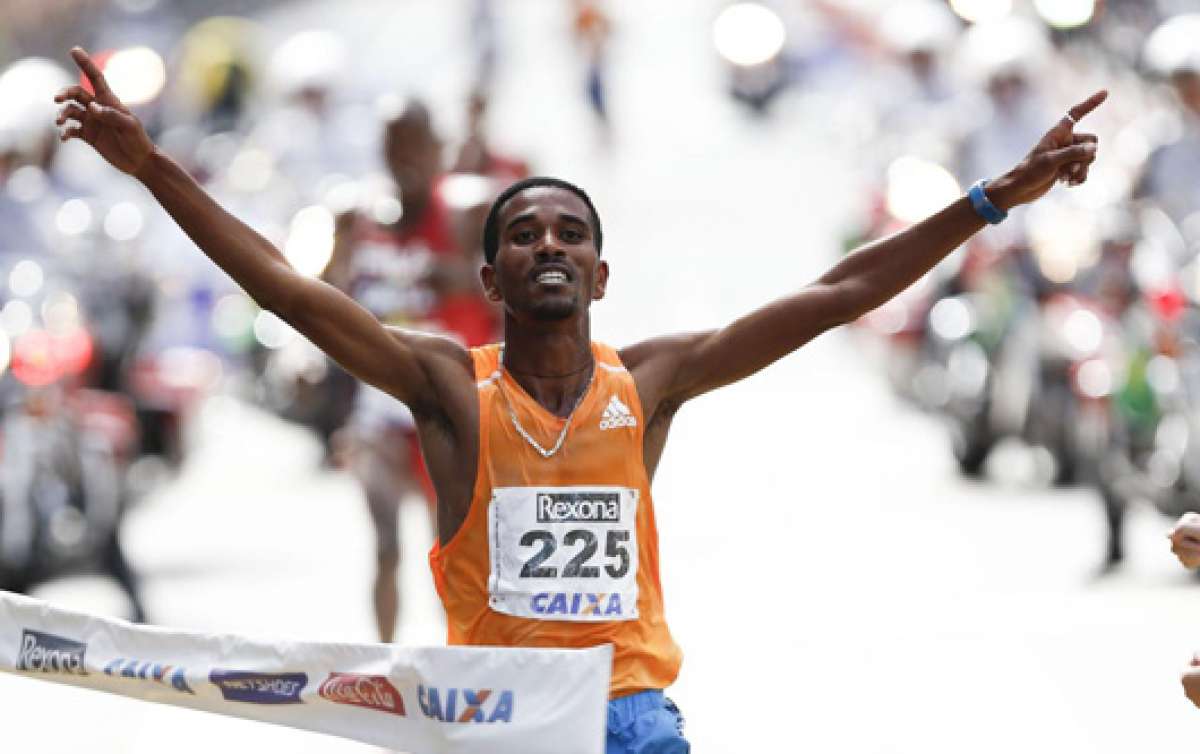 Dawit Admasu levanta sus brazos tras llegar primero a la meta en Sao Paulo. Lo hizo en 45 minutos y 4 segundos. Foto: tomada de http://img.dm.com.br/
