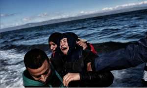 Este domingo, el naufragio de un barco de migrantes caus&oacute; al menos tres muertos cerca de la isla griega de Lesbos. Foto: AFP