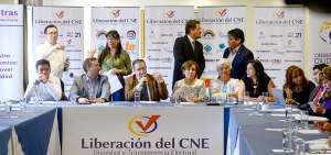 De izquierda a derecha: C&eacute;sar Monge, Andr&eacute;s Le&oacute;n y N&iacute;vea V&eacute;lez. De pie, atr&aacute;s de esta &uacute;ltima, Fausto Camacho en la rueda de prensa de ayer.