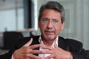 Ra&uacute;l Vallejo present&oacute; poemario en Quito 