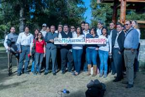 Los comunicadores que se reunieron en Quito muestran la leyenda &lsquo;No m&aacute;s agresiones a periodistas&rsquo;. Foto: Miguel Jim&eacute;nez/ El Tel&eacute;grafo