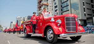 El Cuerpo de Bomberos de Quito particip&oacute; en el Desfile de la Confraternidad por las fiestas de la capital.