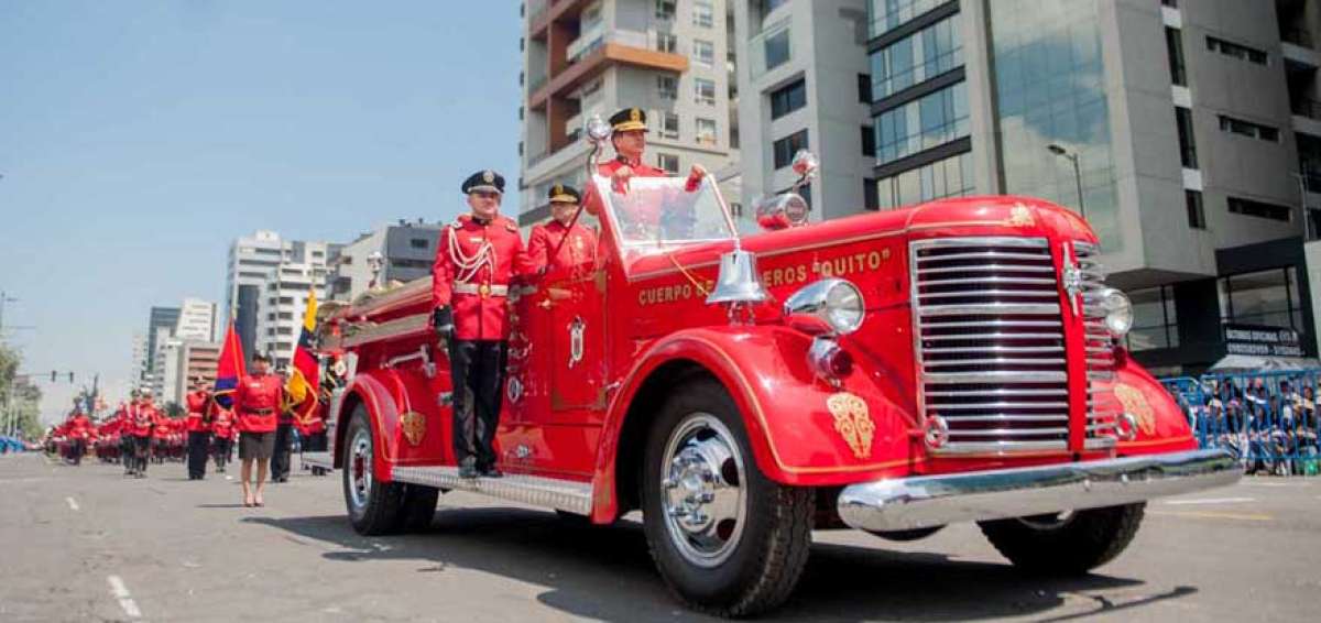 El Cuerpo de Bomberos de Quito particip&oacute; en el Desfile de la Confraternidad por las fiestas de la capital.