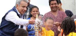 El presidente Len&iacute;n Moreno durante la apertura simb&oacute;lica de una llave de agua, acompa&ntilde;ados por miembros de la comunidad.