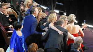 Instantes en que varios actores se re&uacute;nen para tomarse un autorretrato con un Samsung Galaxy Note, en la ceremonia de los Oscar. Foto: Internet