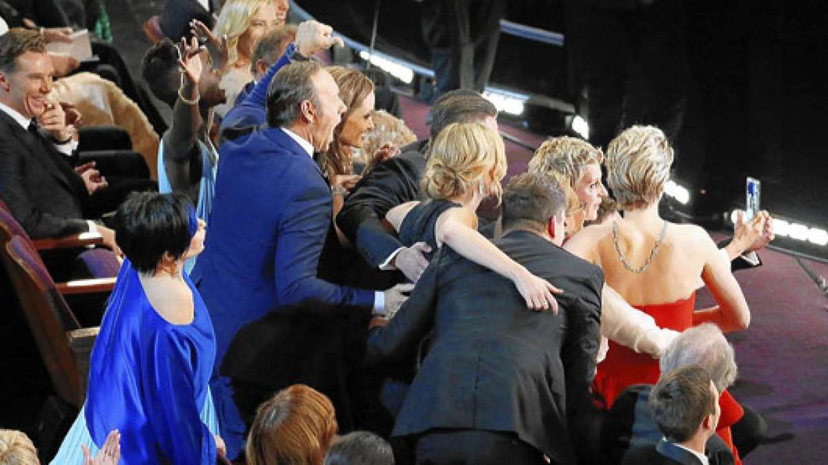 Instantes en que varios actores se re&uacute;nen para tomarse un autorretrato con un Samsung Galaxy Note, en la ceremonia de los Oscar. Foto: Internet