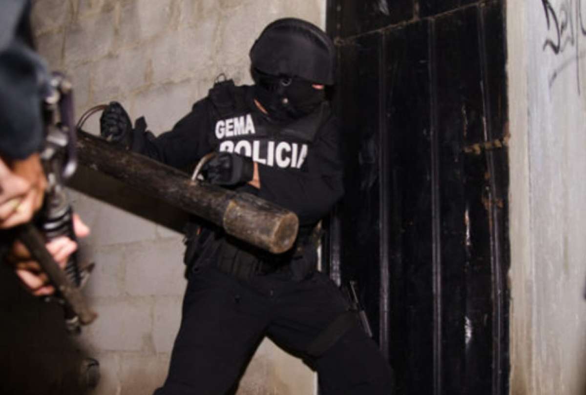 Agentes de la Policía Nacional durante el operativo en Quito. 