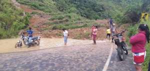 Veh&iacute;culos llegan hasta Tandapi por bloqueo en la carretera Al&oacute;ag-Santo Domingo