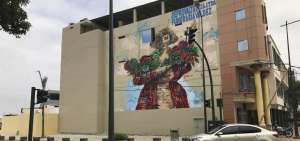 En una de las paredes de los cerramientos que pertenecen a esta propiedad privada fue pintado el mural donde constan los rostros de artistas internacionales.