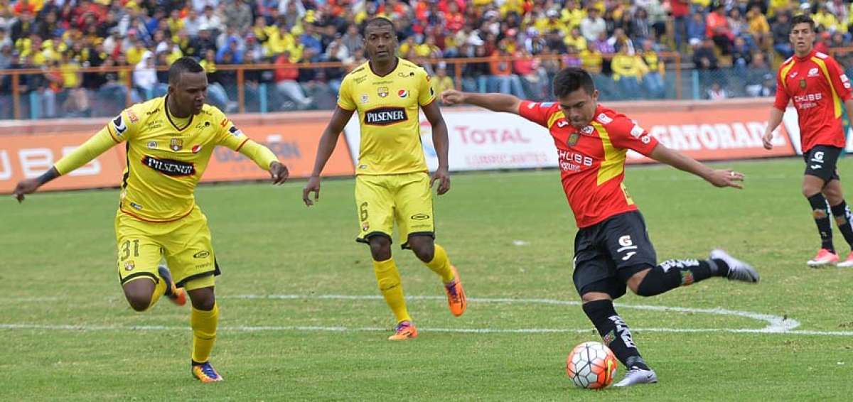 Jhonny Uchuari (der.) fue la figura del partido y ratific&oacute; el buen nivel que muestra en esta temporada.