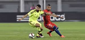 Arturo Vidal, de Chile disputa el bal&oacute;n con Tom&aacute;s Rinc&oacute;n, de Venezuela.