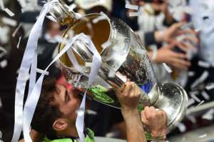El arquero y capit&aacute;n del Real Madrid, Iker Casillas, besa la m&iacute;tica &lsquo;orejona&rsquo;, como se conoce al trofeo europeo. La dirigencia del equipo blanco invirti&oacute; m&aacute;s de 521 millones de euros para ganar la d&eacute;cima Champions. Foto: AFP.