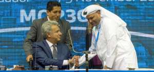 El Mandatario recibe el saludo de Yaqoub Hayi Almatouq, presidente de la reuni&oacute;n de las partes del Protocolo de Montreal.