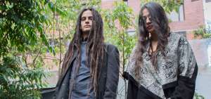 Amadeus Galiano (izq.) junto a Emilia Moncayo integran el d&uacute;o de metal Minipony, presente en el festival. 