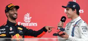 El australiano Daniel Ricciardo (i), ganador de la carrera, bromea con el canadiense Lance Stroll, quien se ubic&oacute; tercero, en el Gran Premio de Azerbaiy&aacute;n.