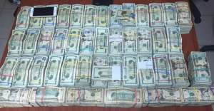 El dinero fue decomisado en Manab&iacute; el pasado domingo 4 de octubre. Foto: Polic&iacute;a Nacional