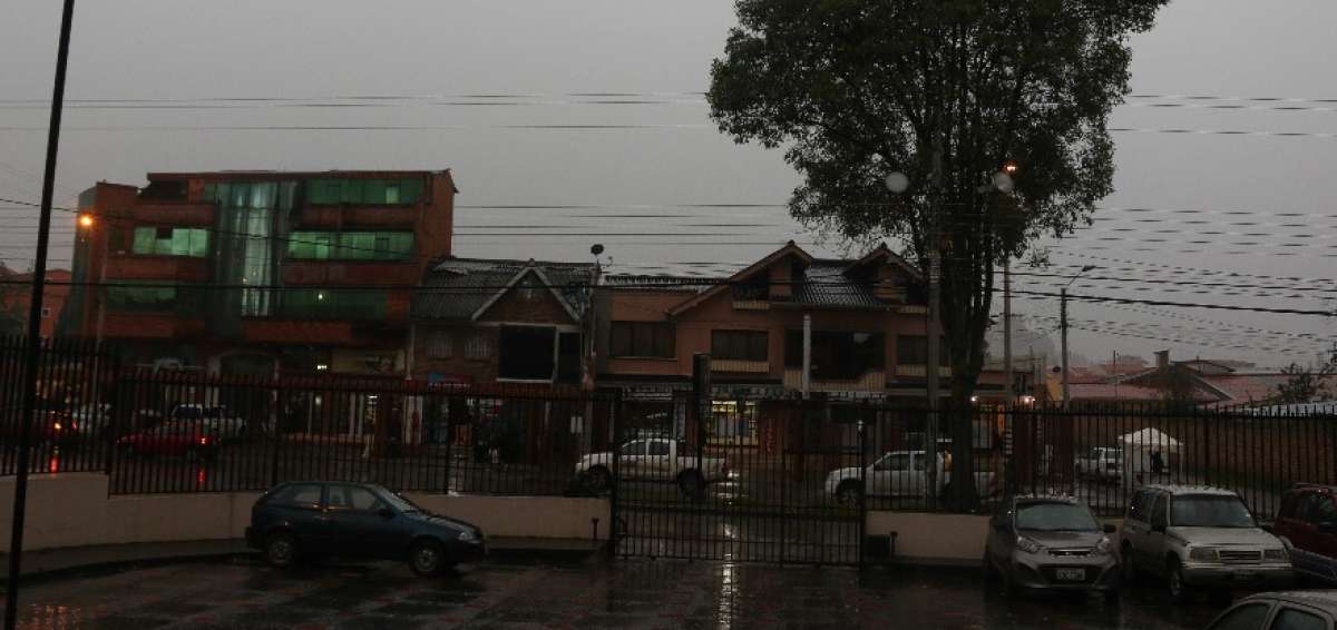Lluvias provocan desbordamiento de una quebrada en Cuenca