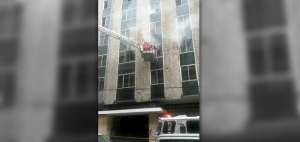 Diez unidades del Cuerpo de Bomberos trabajaron en la extinci&oacute;n del fuego en el edificio Gran Pasaje.  
