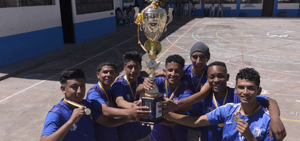 La selecci&oacute;n de f&uacute;tbol masculina del colegio gan&oacute; en la final al plantel de La Salle. El juego se desarroll&oacute; en el estadio Ol&iacute;mpico Atahualpa de Quito.