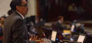 Virgilio Hern&aacute;ndez, presidente de la Comisi&oacute;n de R&eacute;gimen Econ&oacute;mico y Tributario, durante su exposici&oacute;n en el Pleno. 