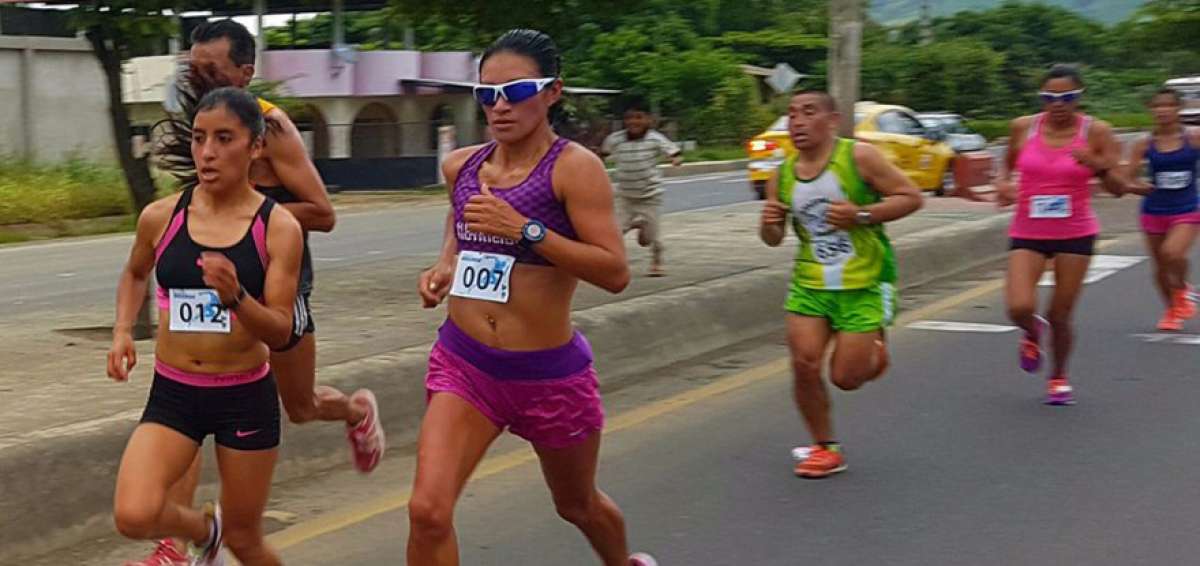 Rosa Alba Chacha (centro) estar&aacute; en la Salinas 21K, que este a&ntilde;o cumple su segunda edici&oacute;n. Chacha se alista para competir en el Mundial de Atletismo.