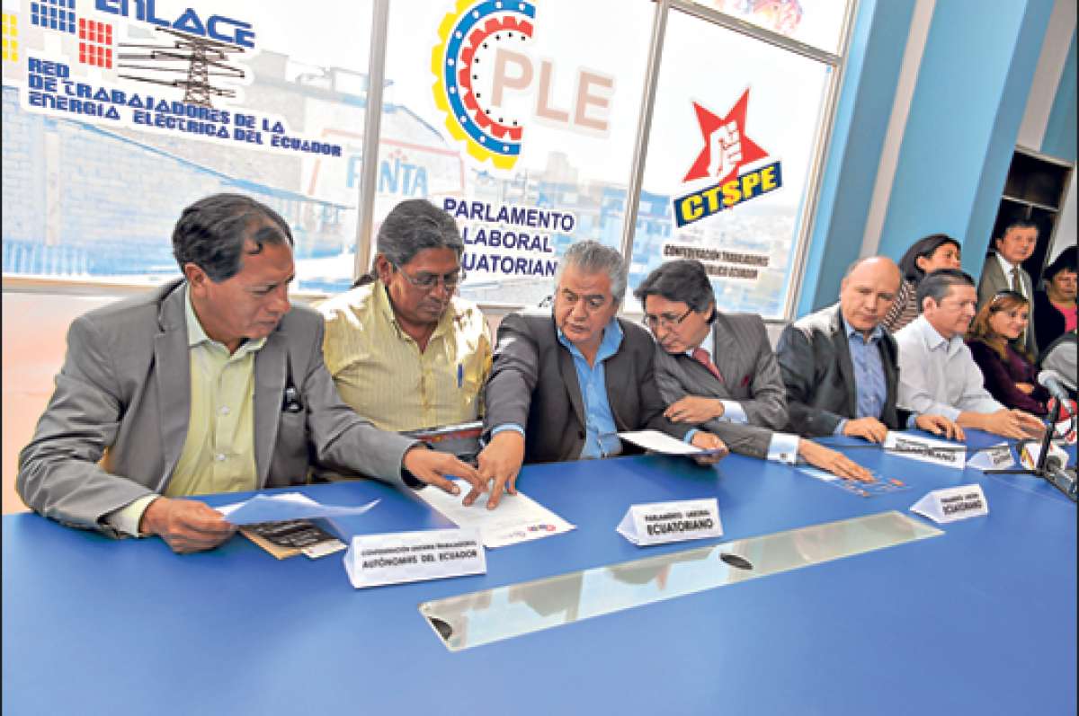 Los l&iacute;deres sindicales ofrecieron ayer en Quito una rueda de prensa sobre la actividad. FOTO: MIGUEL JIM&Eacute;NEZ 