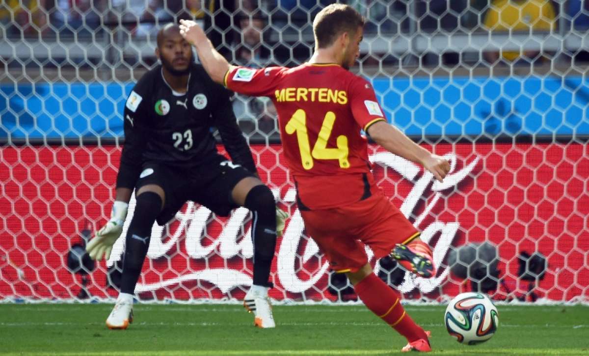 Dries Mertens, con este remate, le da la victoria a B&eacute;lgica. Foto: AFP