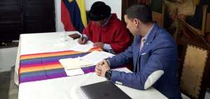 Jorge Herrera e Iv&aacute;n Espinel durante la suscripci&oacute;n del convenio. 