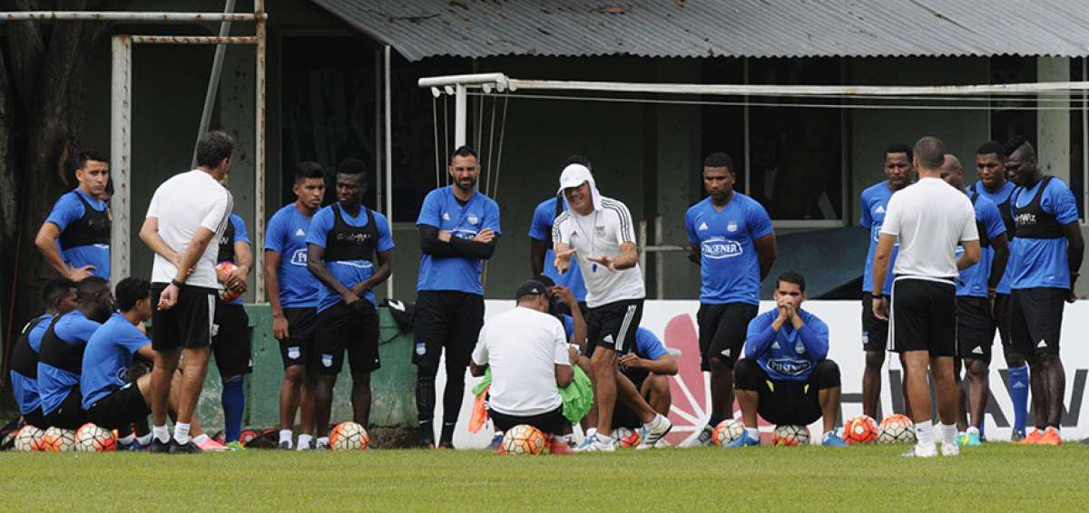 Alfredo Arias (blanco), t&eacute;cnico de Emelec, explica un ejercicio a los jugadores del primer plantel en una de las &uacute;ltimas pr&aacute;cticas en el complejo de Samanes. 
