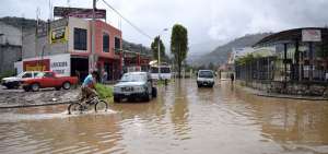 Los r&iacute;os Santa B&aacute;rbara y Paute se desbordaron e inundaron sectores aleda&ntilde;os a las orillas. En Gualaceo varias calles se anegaron.