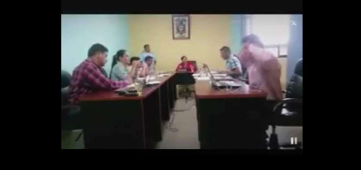 El concejal Herwin S&aacute;nchez tapa sus o&iacute;dos en plena sesi&oacute;n del Concejo para no escuchar a la alcaldesa Yuliana Rogel, en el centro.