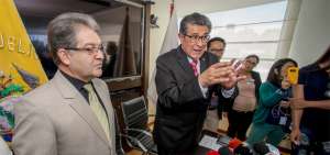 Jorge Cisneros (I), gerente de Comercio Internacional; y Byron Ojeda (d), gerente general de Petroecuador.