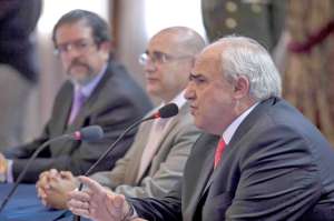 El grupo de trabajo que elabora el documento se reuni&oacute; ayer en Quito con el Secretario de la Unasur. Foto: Andr&eacute;s Darquea/ El Telegrafo
