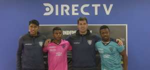 Los jugadores Luis Segovia (i), Luis Cano y Cristian D&aacute;jome (d) son los nuevos refuerzos pedidos por el DT Ismael Rescalvo (c) para Independiente del Valle.