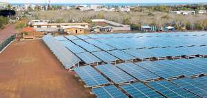 El proyecto fotovoltaico, ubicado en Puerto Ayora, ya se encuentra en funcionamiento. Se prev&eacute; que evite la emisi&oacute;n de 1.675 toneladas de CO2 al ambiente. Foto: Cortes&iacute;a / Presidencia de la Rep&uacute;blica 