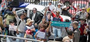 Los seguidores del expresidente Rafael Correa llegaron a la Corte Nacional de Justicia con carteles que conten&iacute;an leyendas contra Balda.