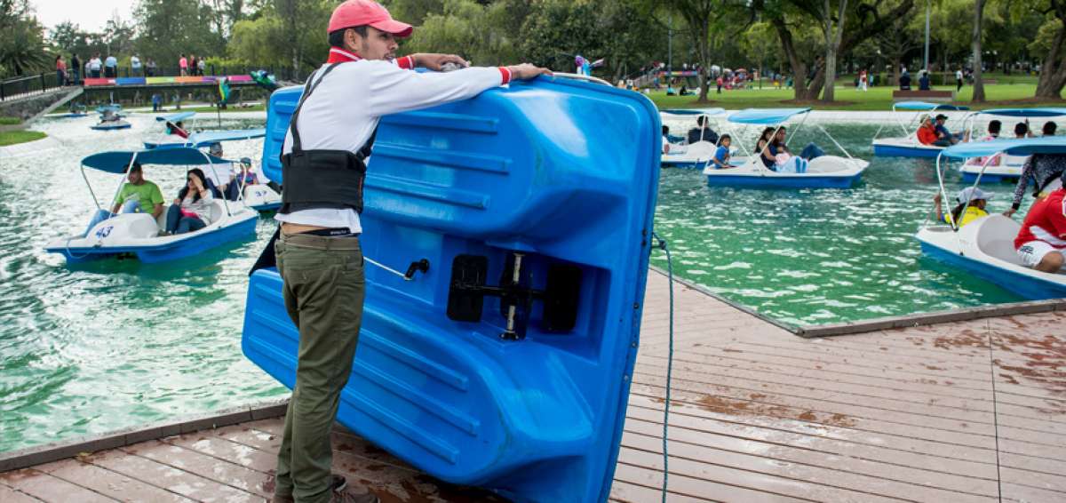 Muchos visitantes llegaron a las lagunas de los parques La Carolina y La Alameda para distraerse y dar una vuelta en las peque&ntilde;as embarcaciones del lugar.
