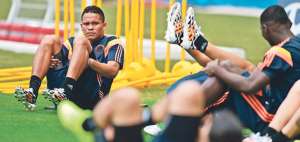 El delantero Carlos Bacca (izq.) durante un entrenamiento en el estadio Mineirao, sede del partido de hoy entre Colombia y Grecia, por el Grupo C. Foto: AFP