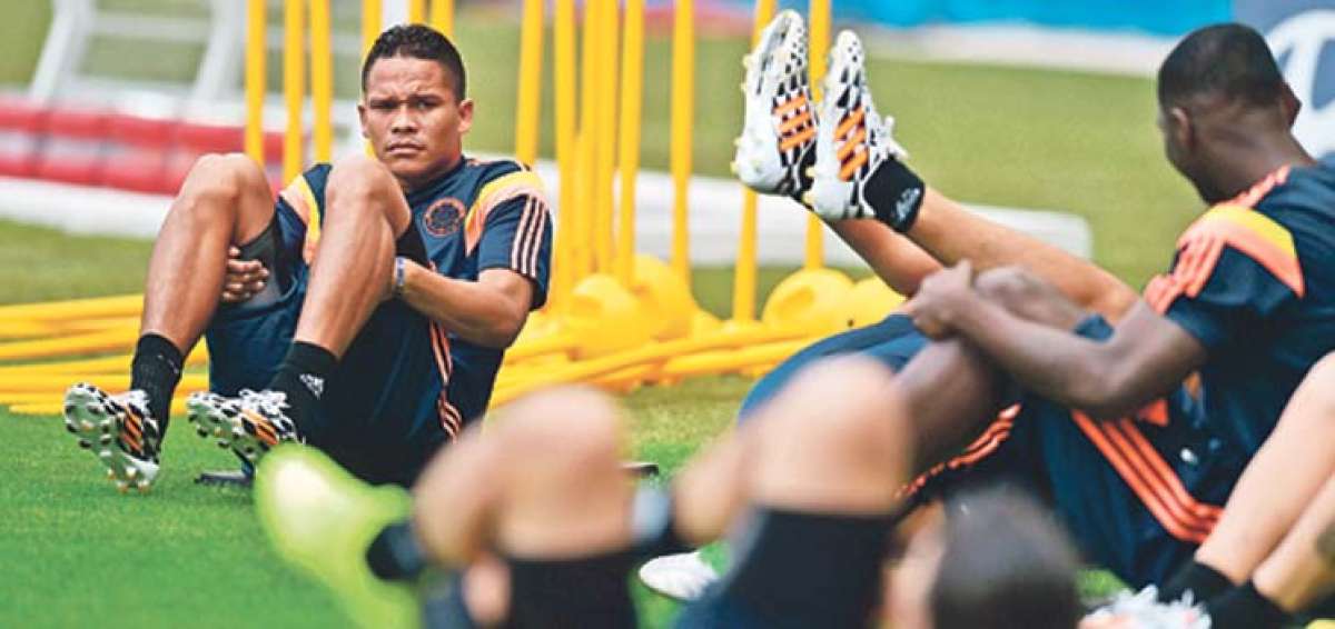 El delantero Carlos Bacca (izq.) durante un entrenamiento en el estadio Mineirao, sede del partido de hoy entre Colombia y Grecia, por el Grupo C. Foto: AFP