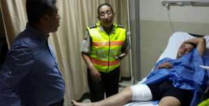 El gobernador del Guayas, Julio C&eacute;sar Qui&ntilde;&oacute;nez (i), visit&oacute; a los uniformados heridos en las marchas efectuadas en Guayaquil. Foto: Cortes&iacute;a de la Polic&iacute;a Nacional