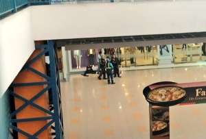 Un delincuente fue abatido por la policía tras frustrar el robo de un blindado en el Quicentro Sur. 